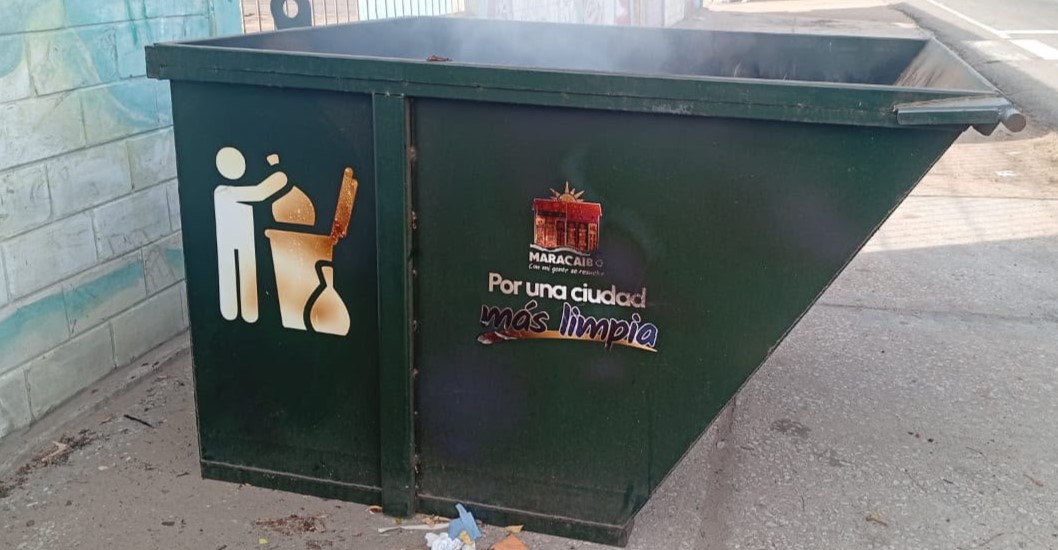 ¡RECIÉN COLOCADO! IMAU denuncia quema de contenedor instalado en inmediaciones del Liceo Udón Pérez
