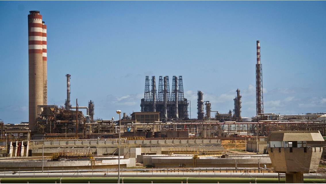 ¡APUESTAN A LA INVERSIÓN EXTRANJERA PARA HACERLO! Refinerías de Venezuela también requieren una importante restauración || Bloomberg