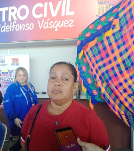 Yasmeli Garrido, agradeció con lágrimas al alcalde Di Martino por este documento de identidad para su hijo.