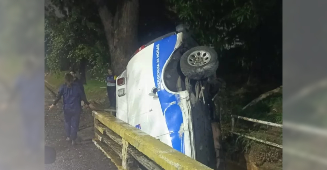 ¡DEJA VARIOS HERIDOS, ALGUNOS GRAVES! Ambulancia con personal forense que regresaba de la Guaira se estrelló en Valencia