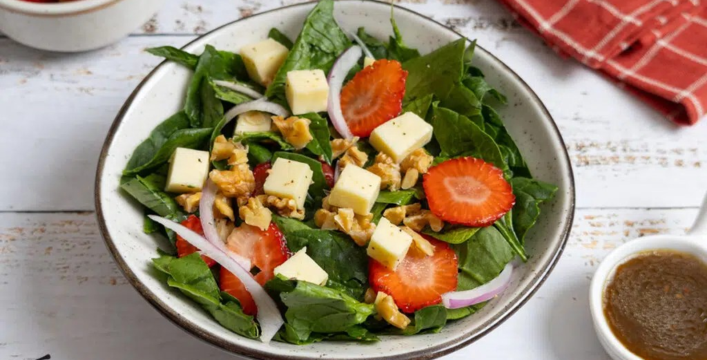 ¡COCINA AL MINUTO! Ensalada de espinacas, fresas y nueces. Receta fácil y sana