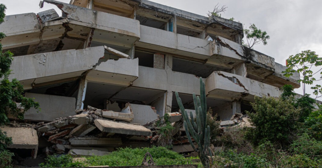 ¡EN COORDINACIÓN CON EXPERTOS NACIONALES E ISRAELÍES! La Fanb inició demolición de edificios en Caraballeda