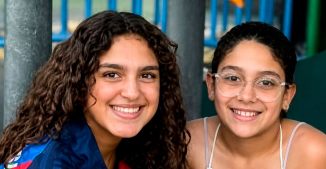 ¡SUS PADRES MURIERON PROTEGIÉNDOLA! Niña sobreviviente busca reunirse con su hermana en Florida