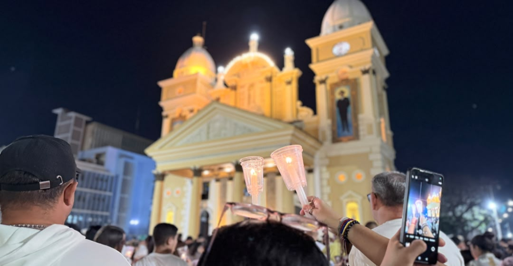 ¡UNIDOS EN EL DOLOR Y LA FE! Marabinos se concentran en la Basílica en una emotiva vigilia por las víctimas de los sismos en La Guaira y Caracas