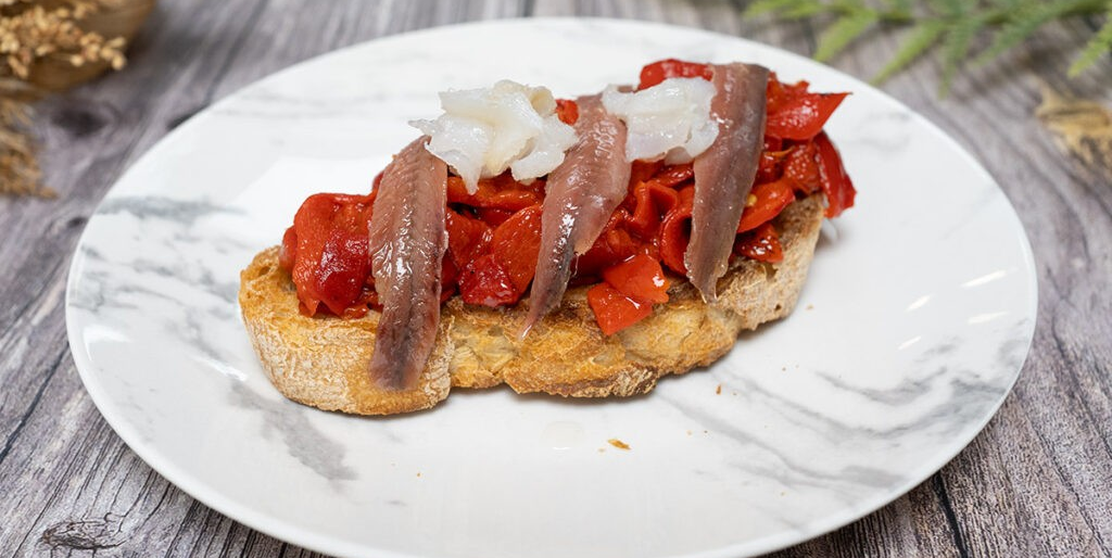 ¡COCINA AL MINUTO! Tostadas de pimientos asados, bacalao ahumado y anchoas. Un receta deliciosa.