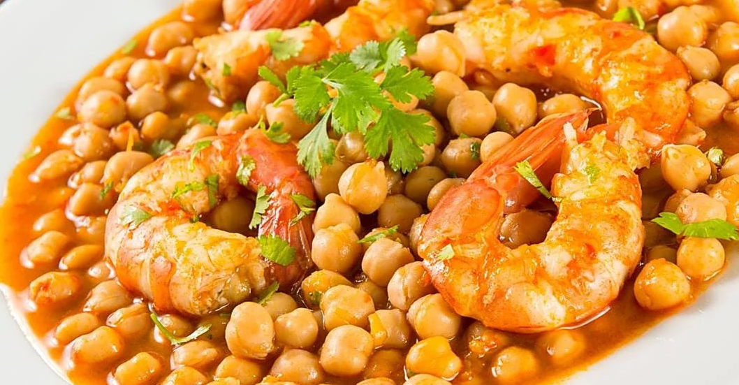 ¡COCINA AL MINUTO! Garbanzos con langostinos, receta fácil y casera