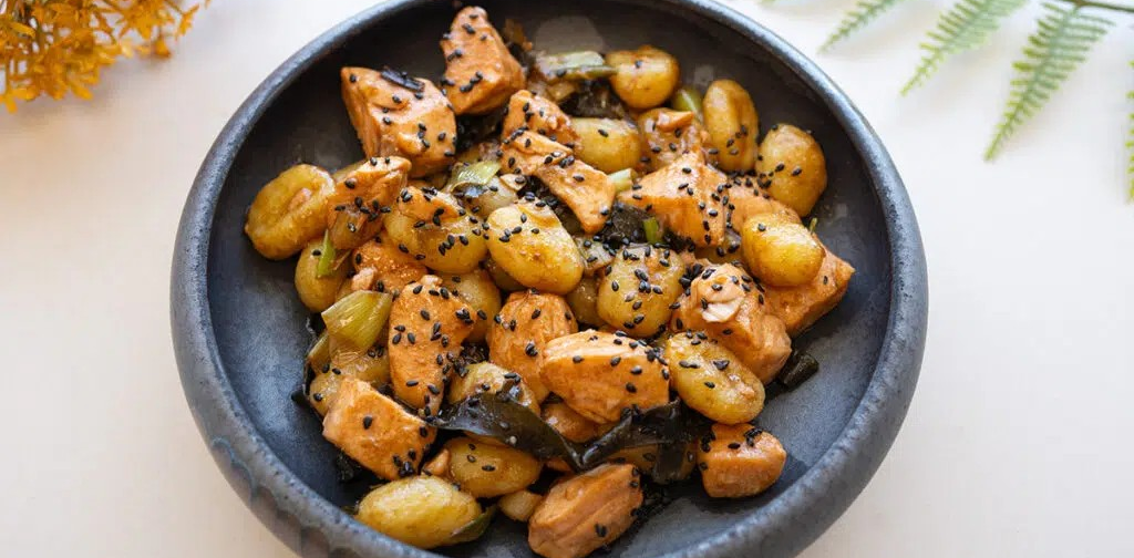 ¡COCINA AL MINUTO! Esta es la receta de ñoquis con salmón fresco y algas