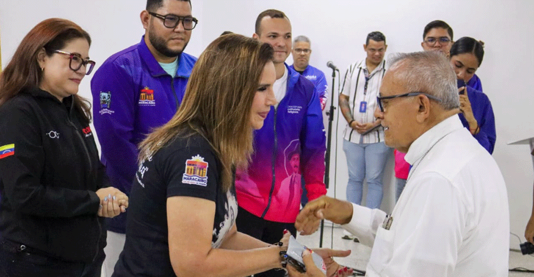 ¡PROGRAMA SANTA LUCÍA! Alcaldía de Maracaibo entregó lentes correctivos a sacerdotes