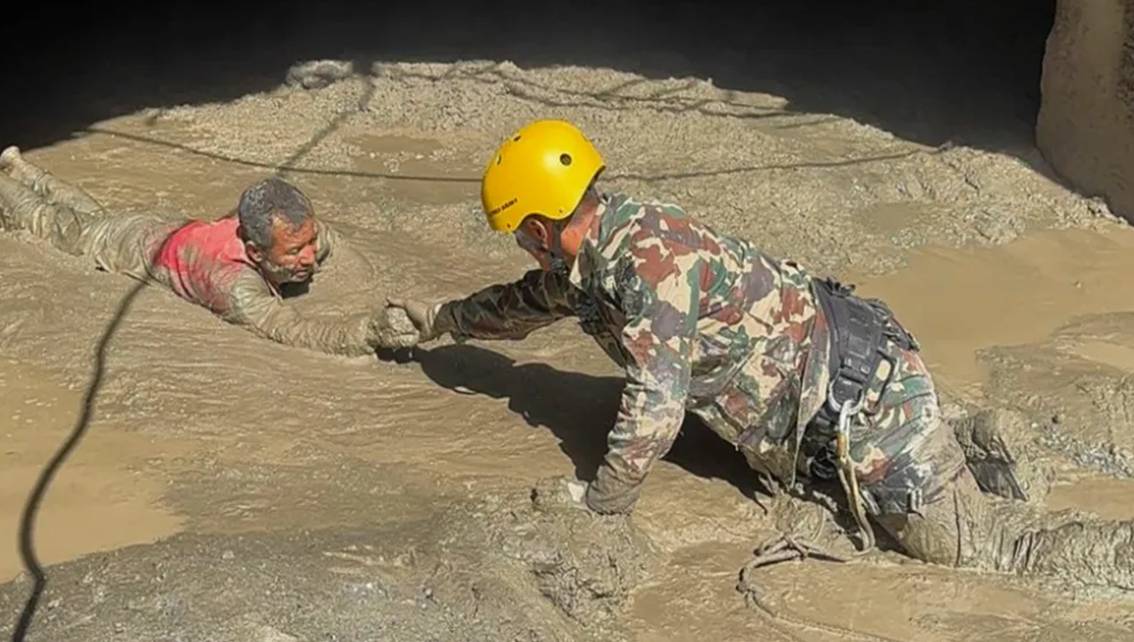 ¡YA PASAN DE 630 LOS MUERTOS EN EL HIMALAYA! Continúa la búsqueda de más de 3 mil personas desaparecidas por riada arrasadora