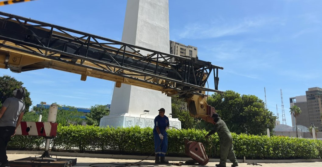 ¡ESTRUCTURA SIMBÓLICA! Alcaldía inició restauración del Obelisco de la Plaza de la República