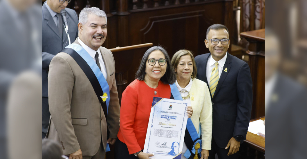 ¡MENCIÓN HONORÍFICA A LORENA MAVÁREZ, DIRECTORA ALCALDÍA DE MARACAIBO! Con premios de periodismo Gobernación y CLEZ reconocieron méritos de comunicadores sociales