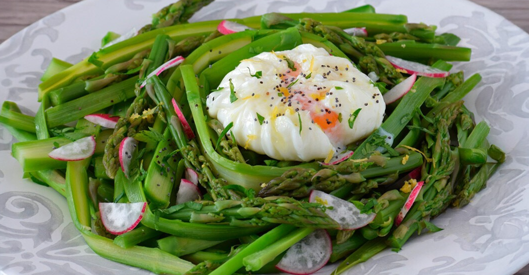 ¡COCINA AL MINUTO! Esta es la manera de preparar ensalada templada de espárragos verdes con huevo poché