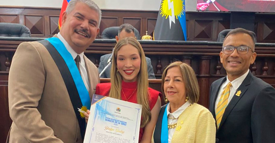 ¡RECONOCIMIENTO A SU EXCELENCIA Y COMPROMISO! Nuestra reportera Yailyn Godoy recibe Mención Honorífica en el Premio Regional de Periodismo 2026