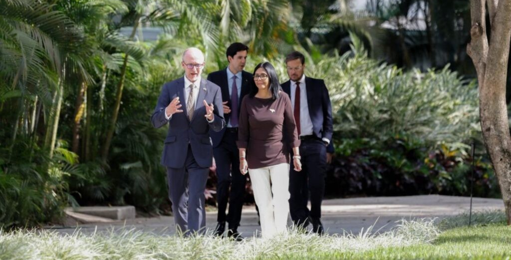 ¡APERTURA DIPLOMÁTICA! Delcy Rodríguez se reunió con el encargado de negocios de Reino Unido en Caracas