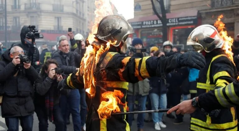 ¡TRAS UNA SEVERA TEMPORADA DE INCENDIOS! Bomberos franceses instalan un campamento de protesta junto a la Torre Eiffel