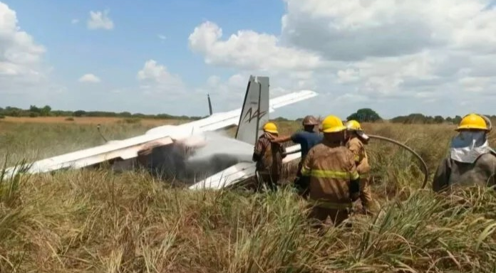 ¡INVESTIGAN LA CAUSA! Se desplomó una avioneta con varias personas abordo en Bolívar