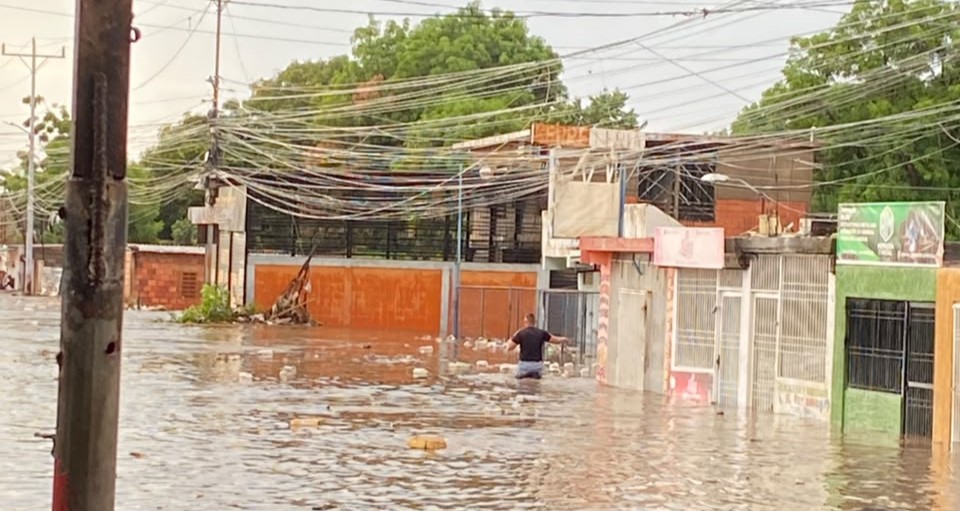 ¡SAN FRANCISCO INUNDADO! El Barrio Negro Primero se transforma en un verdadero río tras la intensa lluvia de este domingo (+Video)