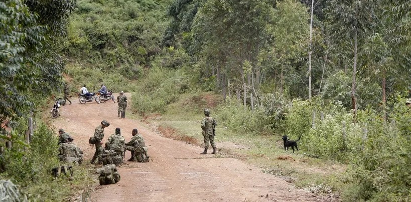 ¡POBLACIÓN VULNERABLE! Juez ordena al gobierno colombiano suspender bombardeos en zonas con presencia de menores reclutados