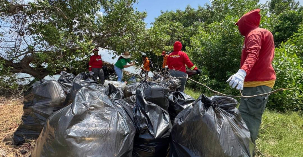 ¡POR EL RESCATE DE NUESTRO LAGO! Recolectan más de 1.200 kilos de plástico en la Isla de Providencia por el Día Mundial de la Playa