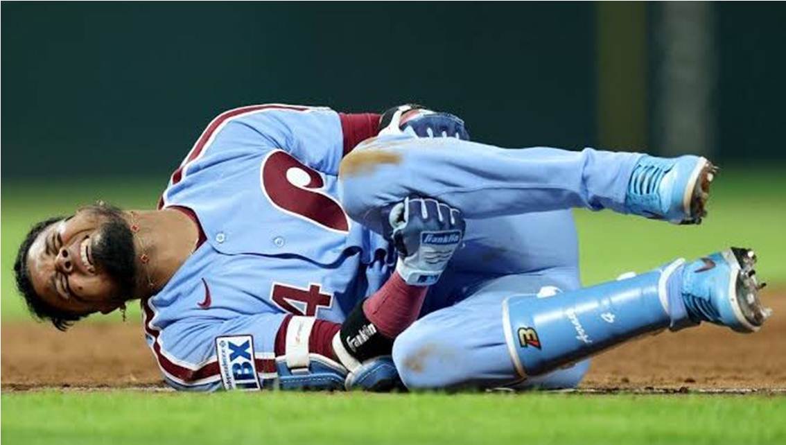 ¡ALARMAS ENCENDIDAS EN PHILADELPHIA Y EN VENEZUELA! Arráez sale lesionado tras doblarse el tobillo llegando a primera base