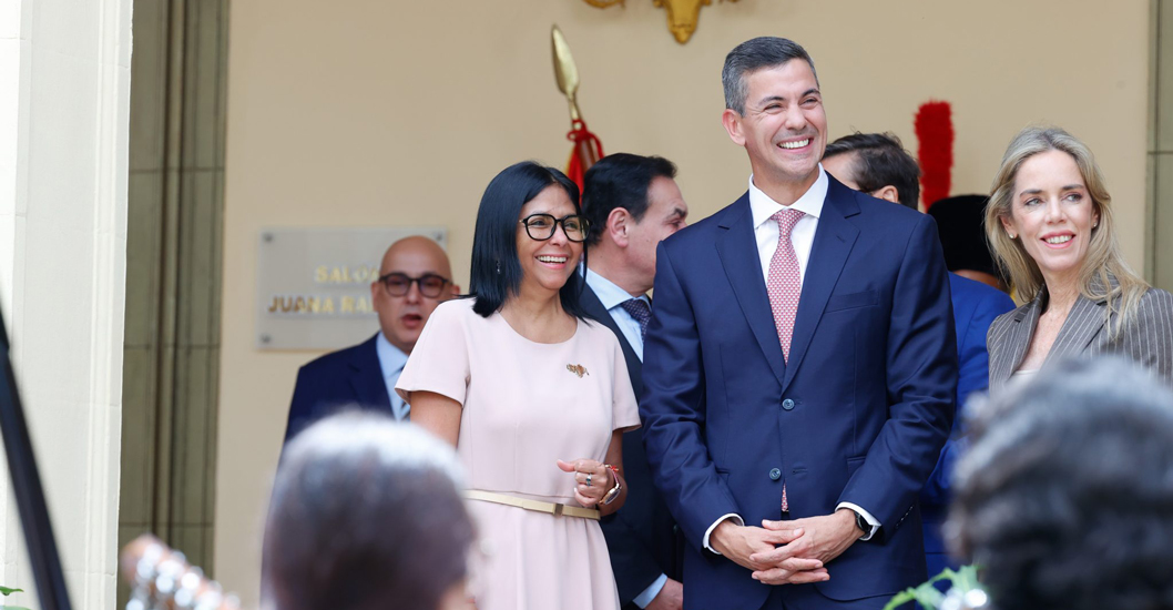 ¡REENCUENTRO DIPLOMÁTICO EN MIRAFLORES! Delcy Rodríguez recibe al presidente paraguayo Santiago Peña