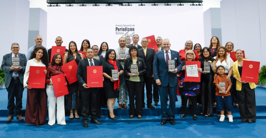 ¡LLAMA A UN EJERCICIO DE LA PROFESIÓN APEGADO A LA VERDAD! Delcy Rodríguez encabeza entrega del Premio Nacional de Periodismo Simón Bolívar 2026