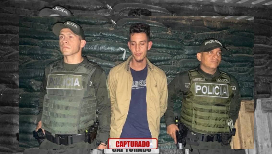 ¡SEÑALADO DE PLANIFICAR ATAQUE CONTRA DE LA ESPRIELLA! Capturan y ponen bajo estricta custodia a ‘Firulais’, francotirador del ELN || Colombia