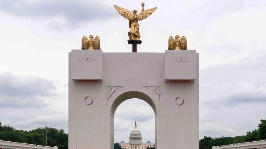 ¿MONUMENTO O FORTALEZA? Drones y francotiradores: Trump anuncia un «complejo militar» en el arco del triunfo de Washington