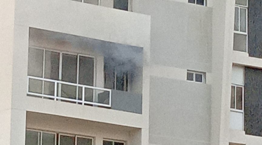 ¡BOMBEROS ATIENDEN LA EMERGENCIA! Reportan incendio en edificio del sector La Lago de Maracaibo