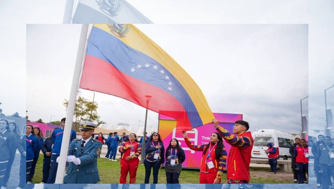 ¡TRICOLOR NACIONAL YA ONDEA EN SANTA FE-ARGENTINA! Autoridades del COV y atletas protagonizan izamiento oficial del pabellón en Villa Suramericana