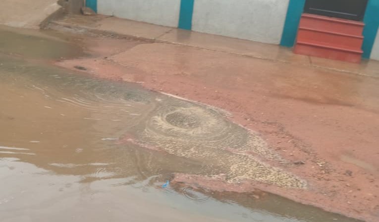 ¡LOS VECINOS VIVIERON UNA PESADILLA! Temporal en Maracaibo provocó el colapso en la urbanización La Montañita