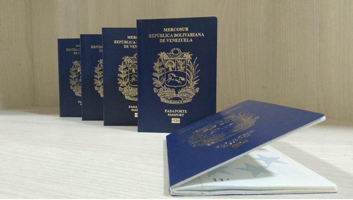 ¡ESTO CUESTA SACARSE EL PASAPORTE AHORA MISMO! Aquí está el precio por el documento de identificación expresado en dólares y en bolívares