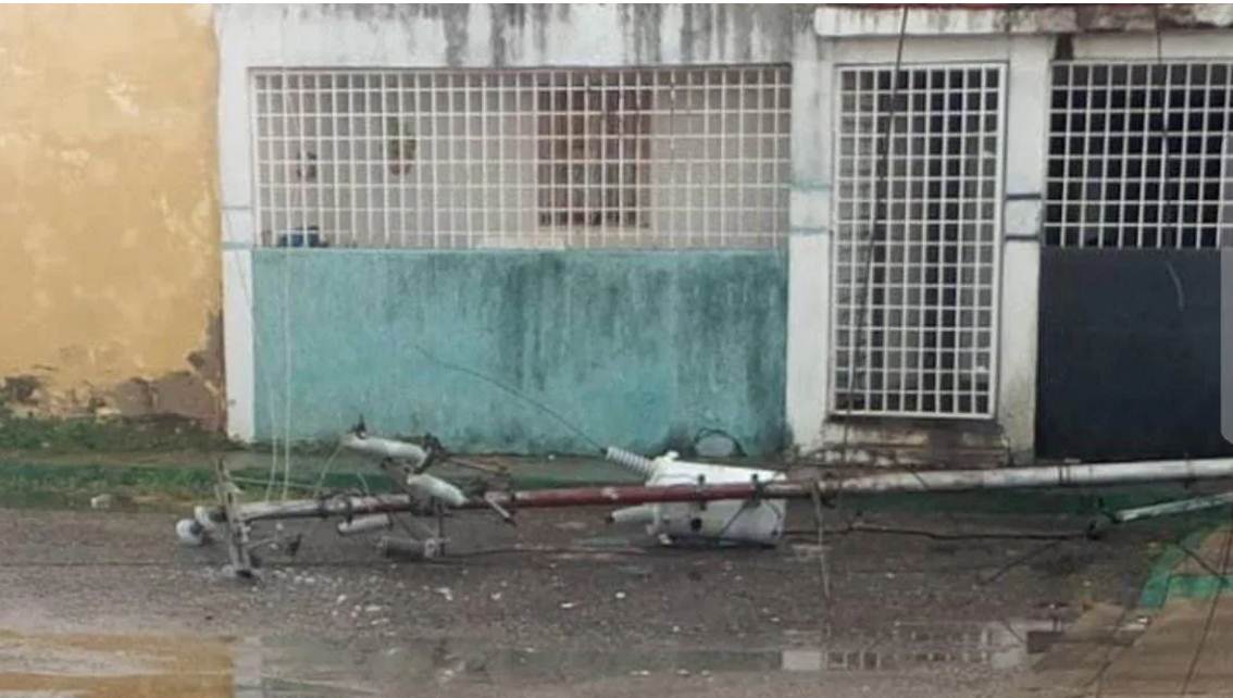 ¡NUBARRONES Y VENTARRONES SACUDEN A LAGUNILLAS! Ventisca arranca postes y los derriba en medio de una lluvia intermitente