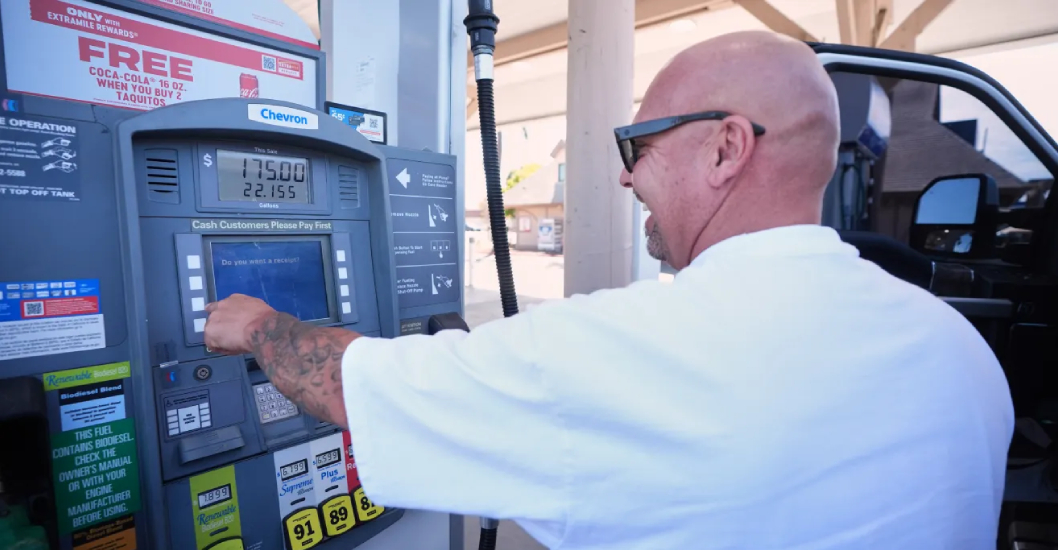 ¡EL MÁS ALTO DE EEUU! Precio de la gasolina supera los $6 por galón en California