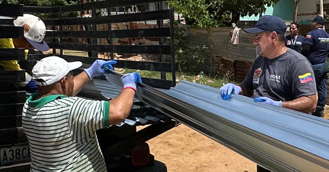 ¡SEGUNDA JORNADA! Alcaldía de Maracaibo reemplaza techos a casas en Santa Rosa de Agua afectadas por la tormenta