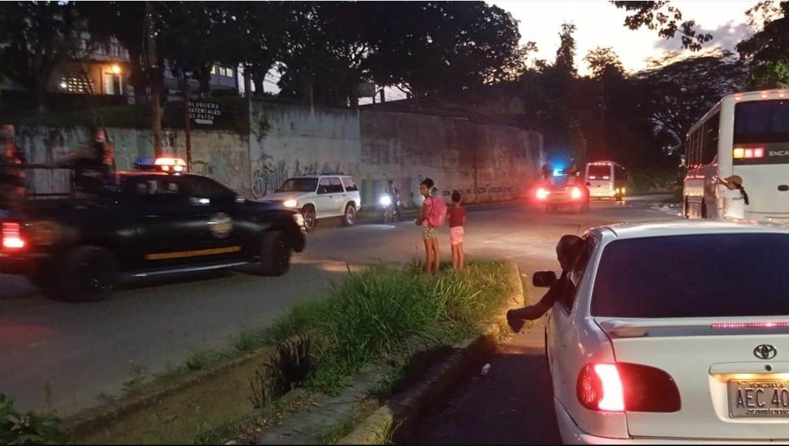 ¡NOCHE DE ZOZOBRA E INCERTIDUMBRE FRENTE A EL RODEO I! Familiares de presos políticos pendientes ante supuestos traslados