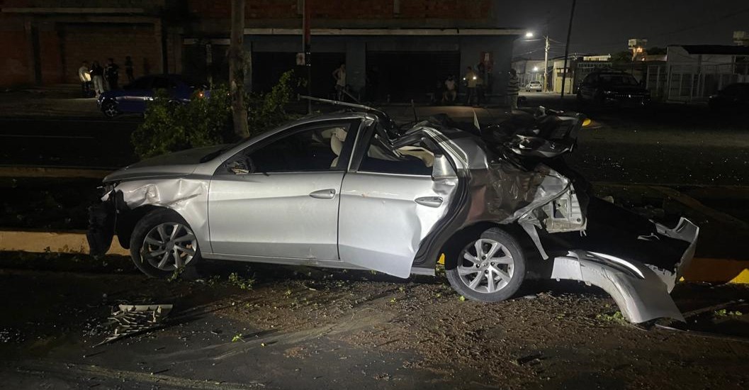 ¡FUERTE IMPACTO! Seis heridos tras colisión y vuelco en la avenida La Limpia de Maracaibo