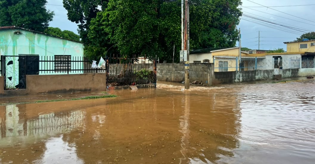¡AUTORIDADES ATENTAS! Fuertes lluvias en Maracaibo causan anegaciones en Los Robles y afectaciones en La Faria; la C1 permanece transitable