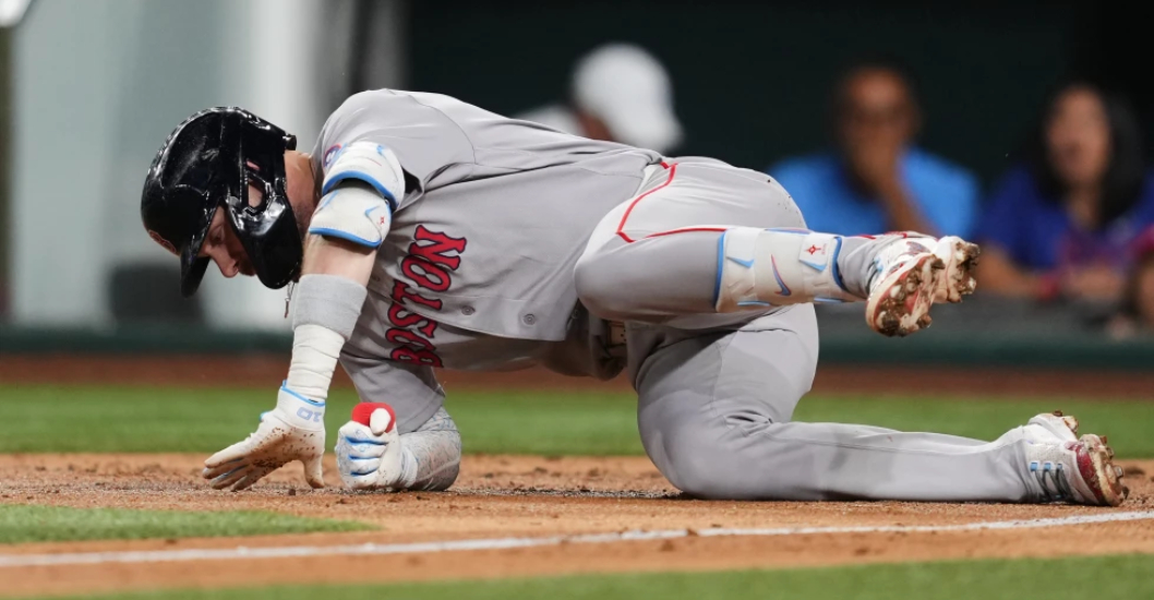 ¡BAJO OBSERVACIÓN! Willson Contreras sale del juego de los Medias Rojas en Texas tras ser golpeado por un lanzamiento