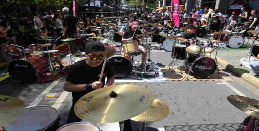 ¡‘BATERASU’! Más de cien bateristas rinden homenaje al rock y hacen retumbar Asunción