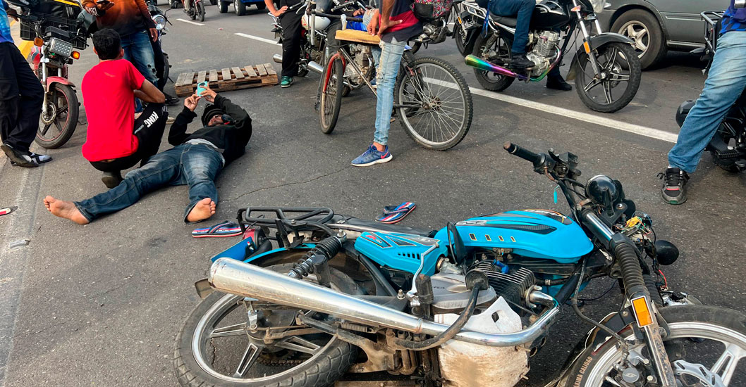 ¡DOS HERIDOS EN LA PROLONGACIÓN C2! Camioneta embiste a motorizados cerca de Ruedas Darío y se da a la fuga
