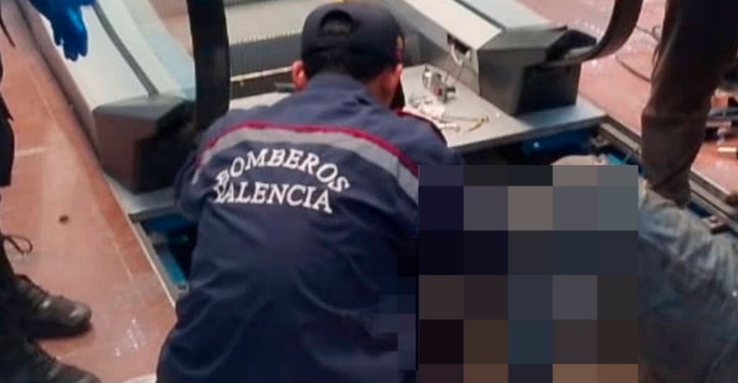 ¡DRAMA EN EL CENTRO DE VALENCIA! Bomberos liberan a técnico atrapado en el engranaje de una escalera eléctrica
