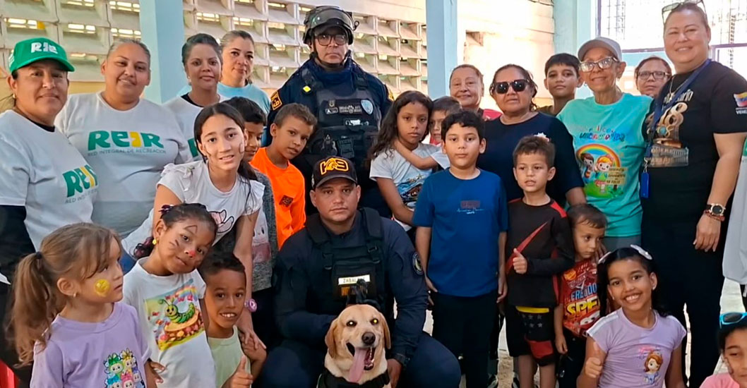 ¡PREVENCIÓN EN LAS AULAS! ​Con el oficial canino Tyler al frente: Polimaracaibo desplegó formación contra las drogas durante vacaciones