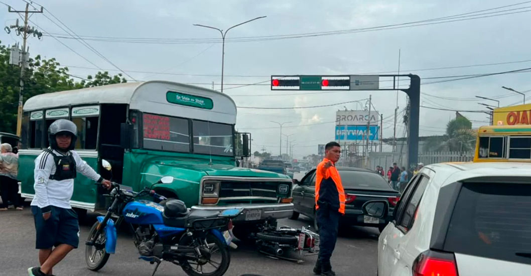 ¡DE IMPACTO EN LA AVENIDA GUAJIRA! Buseta aplasta a una motocicleta y paraliza el tráfico en Maracaibo