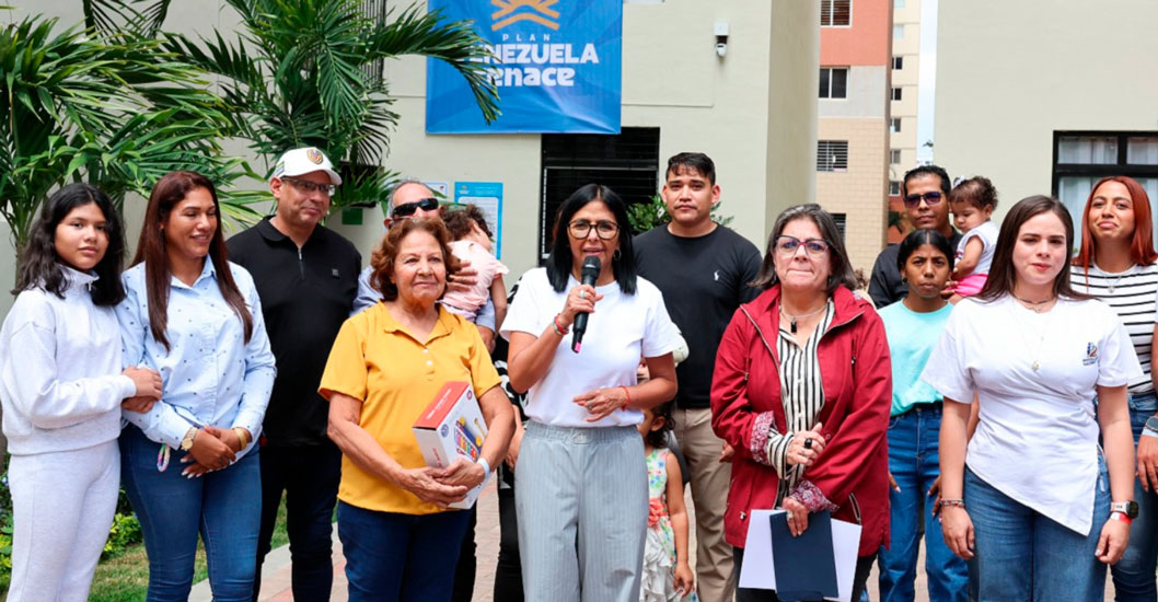 ¡»TENEMOS PLANES SECRETOS»! Delcy Rodríguez promete acelerar la entrega de casas antes de fin de año