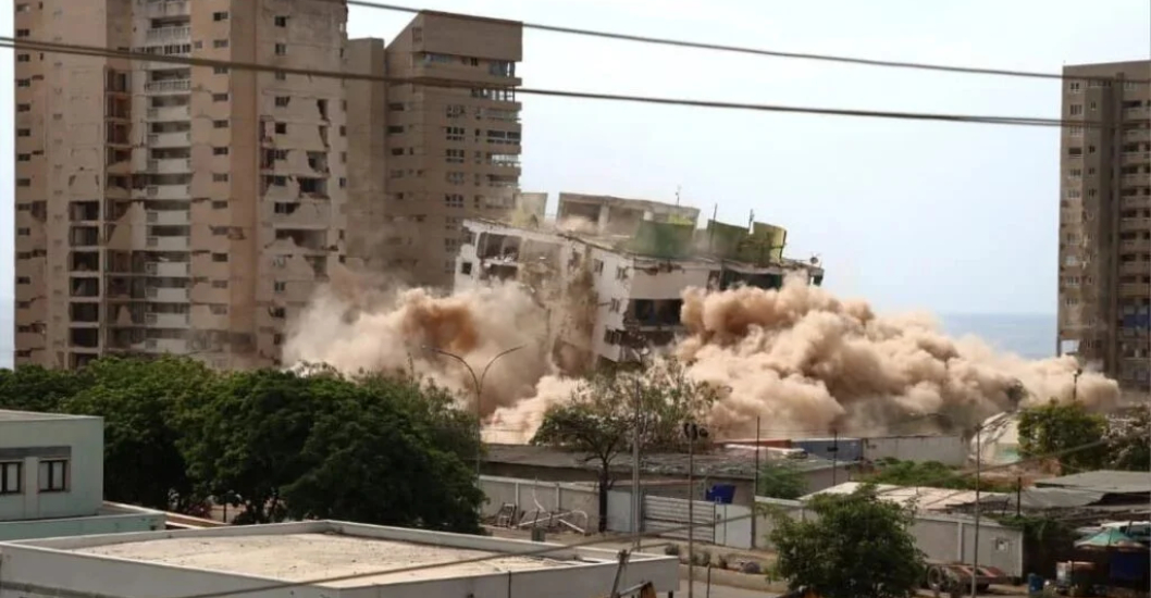 ¡UNA TERCERA TORRES FUE DEMOLIDA PREVIAMENTE! Ministro Cabello dirige demolición simultánea de dos torres dañadas por sismos en La Guaira