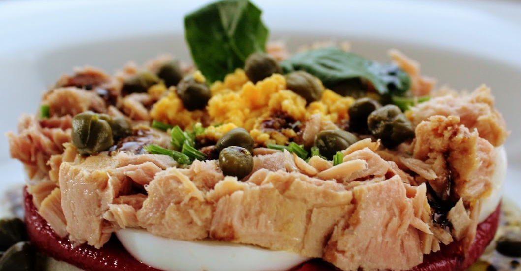 ¡COCINA AL MINUTO! Timbal de atún fresco con pimientos asados