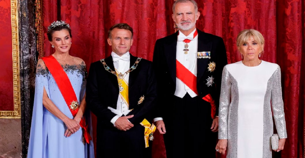 ¡DESLUMBRANTE EN EL PALACIO REAL! La reina Letizia roba miradas con un Carolina Herrera y la tiara Floral