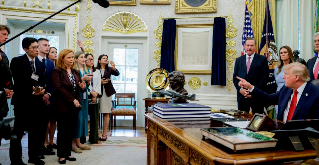 ¡RECTIFICACIÓN EN WASHINGTON! La Casa Blanca levanta el veto y devuelve pases de prensa a CNN, MS NOW y Politico