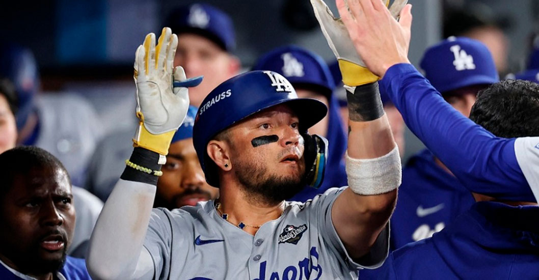¡RECONOCIMIENTO AL LIDERAZGO! Miguel Rojas gana el Premio Roy Campanella por tercer año consecutivo